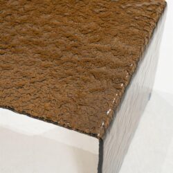 Metallo bast tafel met gekleurd koper oppervlak en waterdichte afwerking, artistiek en functioneel design voor interieur en exterieur.