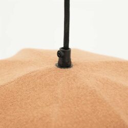 Hoogwaardige meubelbeschermer van Mokana meubelen voor bescherming van tafels en eettafels, eenvoudige montage, duurzame materialen, modern design, maatwerk mogelijk, speciale aandacht voor stabiliteit en kwaliteit, perfect voor elk interieur.