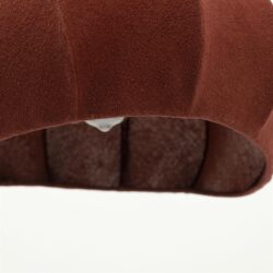 Zandkleurige bank met zachte bekleding en comfortabele zitting, perfect voor een moderne interieurstijl.