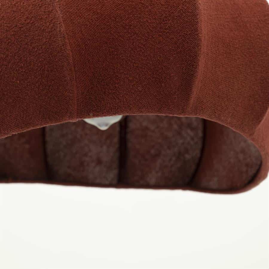 Zandkleurige bank met zachte bekleding en comfortabele zitting, perfect voor een moderne interieurstijl.