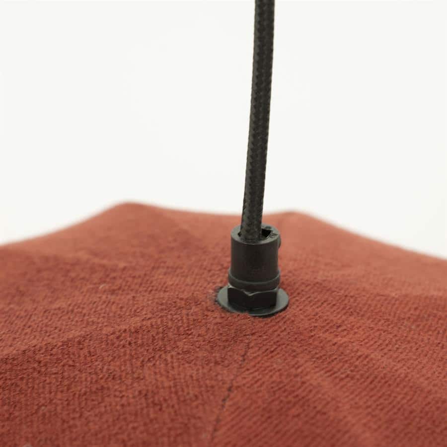 Zwarte kabeldoorvoer in meubelstuk van Mokana Meubelen voor een strakke afwerking en functionaliteit.