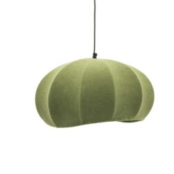 Kleuren hanglamp in groene stoffen bekleding, modern en stijlvol voor woonkamer of eetkamer. Peuter en kinderkamer of hedendaagse interieur decoratie.