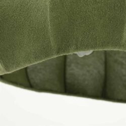 Groene fauteuil bekleding met zachte stof en zwarte piping, close-up detail van meubelstof.