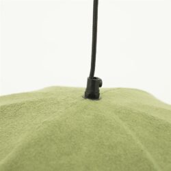 Robuuste draadlamp met zwarte verstelbare fitting op een groen velvet kussen, Scandinavisch design, moderne verlichting voor woonkamer of slaapkamer, luxe woonaccessoire.