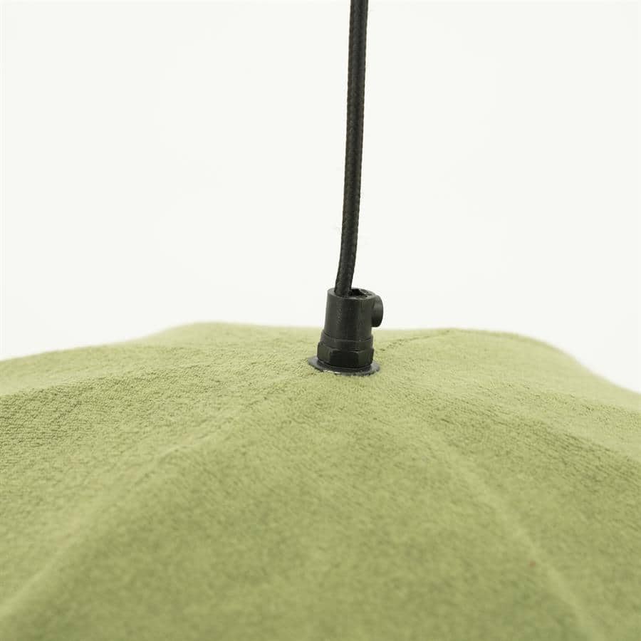 Robuuste draadlamp met zwarte verstelbare fitting op een groen velvet kussen, Scandinavisch design, moderne verlichting voor woonkamer of slaapkamer, luxe woonaccessoire.