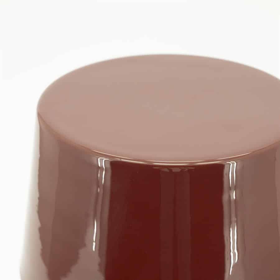 Elegant hoekje van een mokka meubelstuk in een warme, bruin-achtige kleur met een glanzende afwerking, ideaal voor modern interieur design en maatwerk meubels.