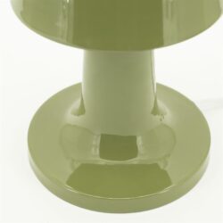 Moderne groene bijzettafel van Mokana Meubelen met glanzende afwerking en stevige basis, perfect voor een eigentijdse interieurstijl.