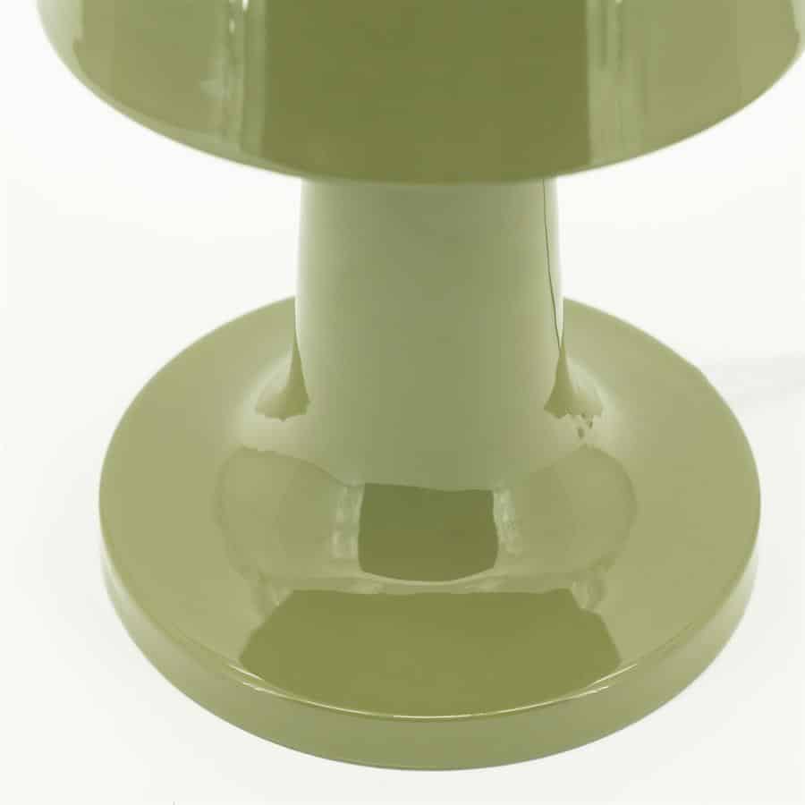 Moderne groene bijzettafel van Mokana Meubelen met glanzende afwerking en stevige basis, perfect voor een eigentijdse interieurstijl.
