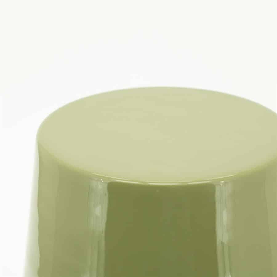Lounge krukje in zachte groene kleur van Mokana Meubelen, perfect voor modern en comfortabel interieur.