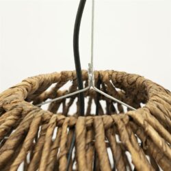 Robuuste natuurlijke rotan hanglamp met metalen frame voor warme sfeerverlichting in huis of buitenruimte.