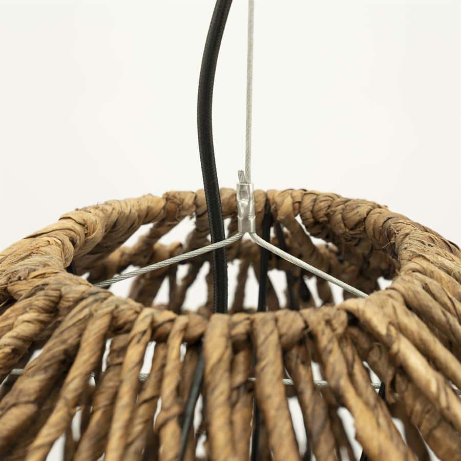 Robuuste natuurlijke rotan hanglamp met metalen frame voor warme sfeerverlichting in huis of buitenruimte.