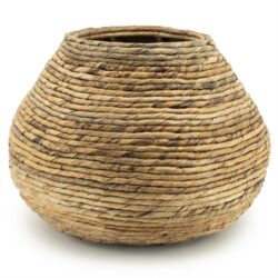 Rieten mand van natuurlijke materialen, handgemaakt, vintage woonaccessoire, decoratief voor binnen en buiten, duurzaam en uniek ontwerp.