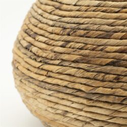 Handgeweven rotan mand gemaakt van natuurlijk riet, perfect voor interieurdecoratie en milieubewuste woonstijl.