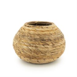 Rustieke rieten mand met natuurlijke afwerking voor binnen en buiten gebruik.