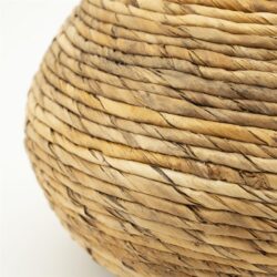 Gezicht op gedetailleerde rieten schaal of mand, gemaakt van natuurlijk gevlochten rietmaterialen voor een rustieke en duurzame uitstraling.