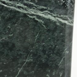 Donkere groen marmeren plaat met witte aders, luxe natuurlijke steen voor meubels en wandbekleding, stijlvol en uniek design door Mokana Meubelen.