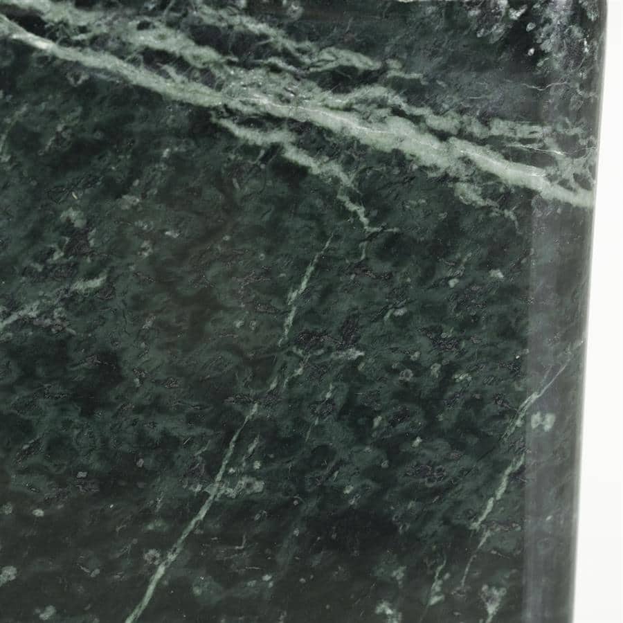 Donkere groen marmeren plaat met witte aders, luxe natuurlijke steen voor meubels en wandbekleding, stijlvol en uniek design door Mokana Meubelen.