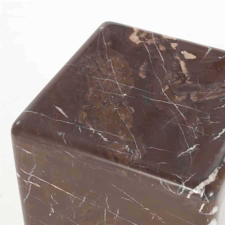 Elegante marmeren bijzettafel met natuurlijke bruine tinten en witte aderen, perfect voor moderne interieurdecoratie.