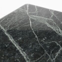 Elegante zwarte marmeren tafelblad met witte nerf, perfect voor luxe interieur en maatwerk meubelen.