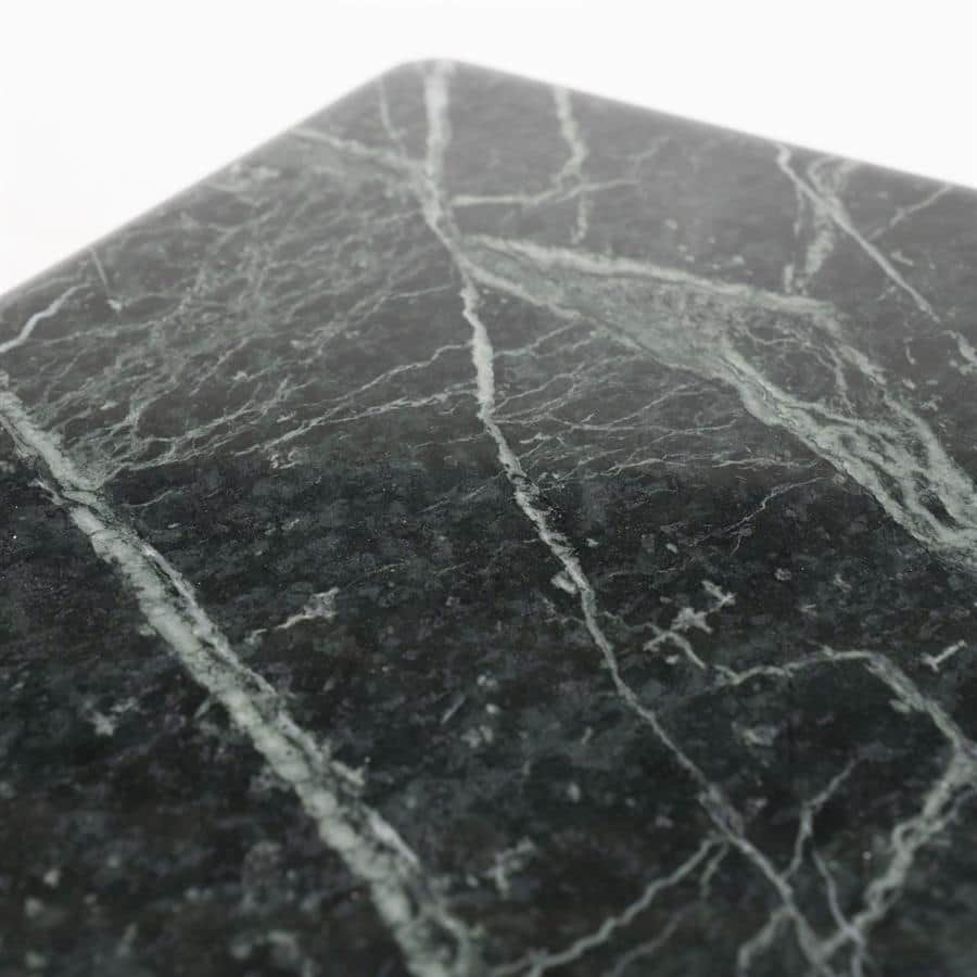 Elegante zwarte marmeren tafelblad met witte nerf, perfect voor luxe interieur en maatwerk meubelen.