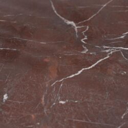 Natuurstenen tafelblad met rode marmer structuur en witte aders, perfect voor luxe landelijke interieurs.