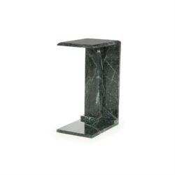 Groot, donker groene marmeren bijzettafel met moderne strakke lijnen, Mokana meubelen, elegant design, luxe woninginrichting, ambachtelijk gemaakt, tijdloos en duurzaam, stijlvolle accentmeubel, hoogwaardige afwerking.