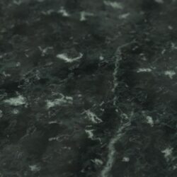 Donker groene marmeren oppervlakte met witte aderen, luxe keukentablet of aanrechtblad, natuurlijke stenen uitstraling, elegant en stijlvol design.