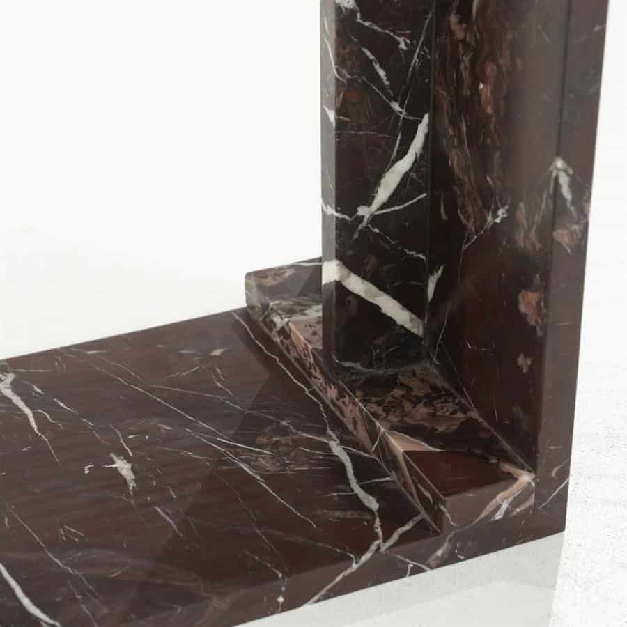 Elegante marmeren afwerking met diepbruine en witte aderen, perfect voor luxe meubelontwerp.