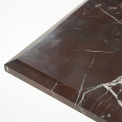 Donkerbruine marmeren tafelblad met witte aders, hoogwaardige afwerking voor luxe meubeldesign.