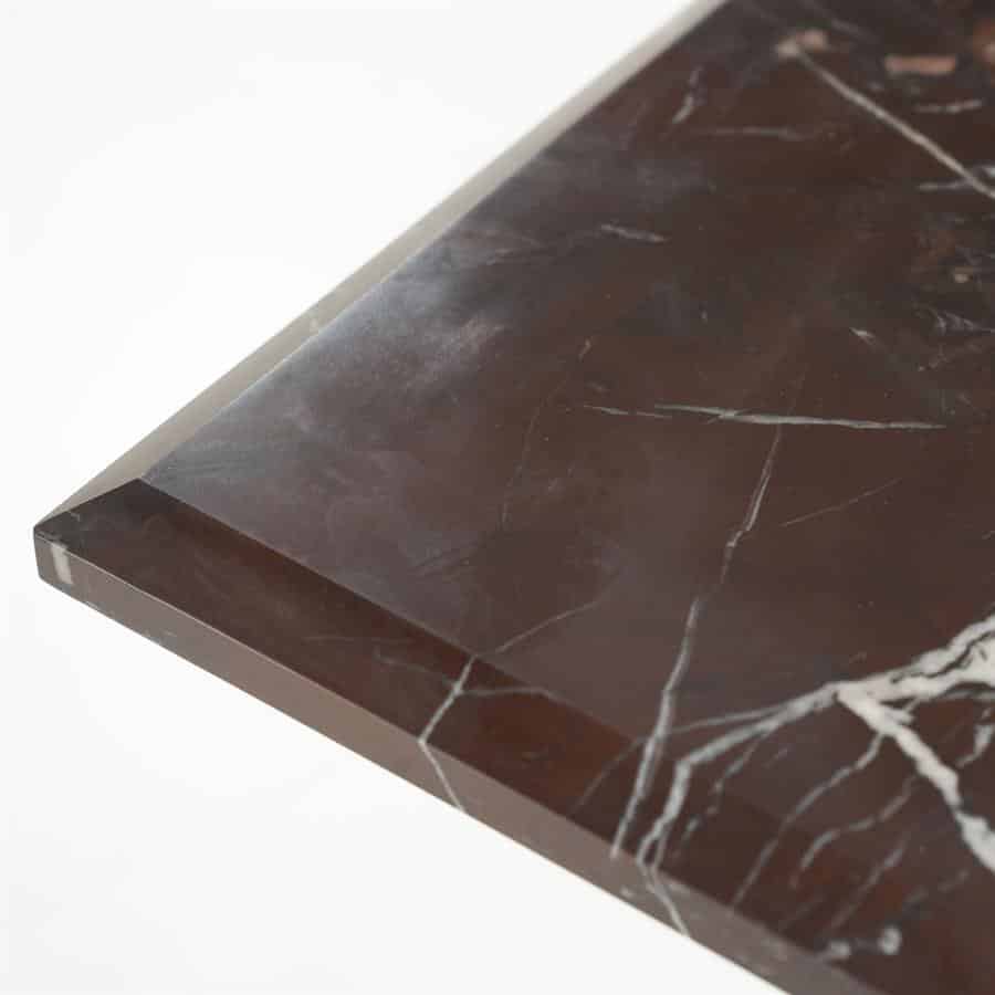 Donkerbruine marmeren tafelblad met witte aders, hoogwaardige afwerking voor luxe meubeldesign.