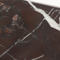 Kunstmarmerantaart, donkerbruin met witte aderen, luxe meubels, design materiaal, elegant interieur, hoogwaardige afwerking, krabsporen zichtbaar, stijlvolle tafelblad, modern meubeldesign, decoratief oppervlak.