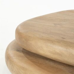 Natuurlijke houten meubels, minimalistisch design, uitstraling van warm vakmanschap, Mokana meubelen serie, hoogwaardige houtbewerking voor moderne interieurs.
