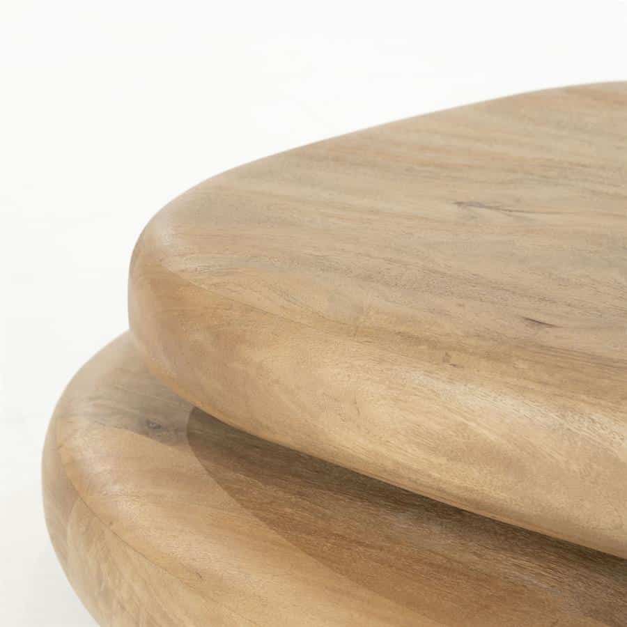 Natuurlijke houten meubels, minimalistisch design, uitstraling van warm vakmanschap, Mokana meubelen serie, hoogwaardige houtbewerking voor moderne interieurs.