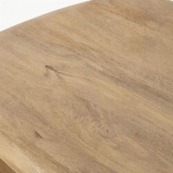 Natuurlijke houten tafeltop met warme uitstraling en fraaie houtnerven, perfect voor uniek meubelontwerp.