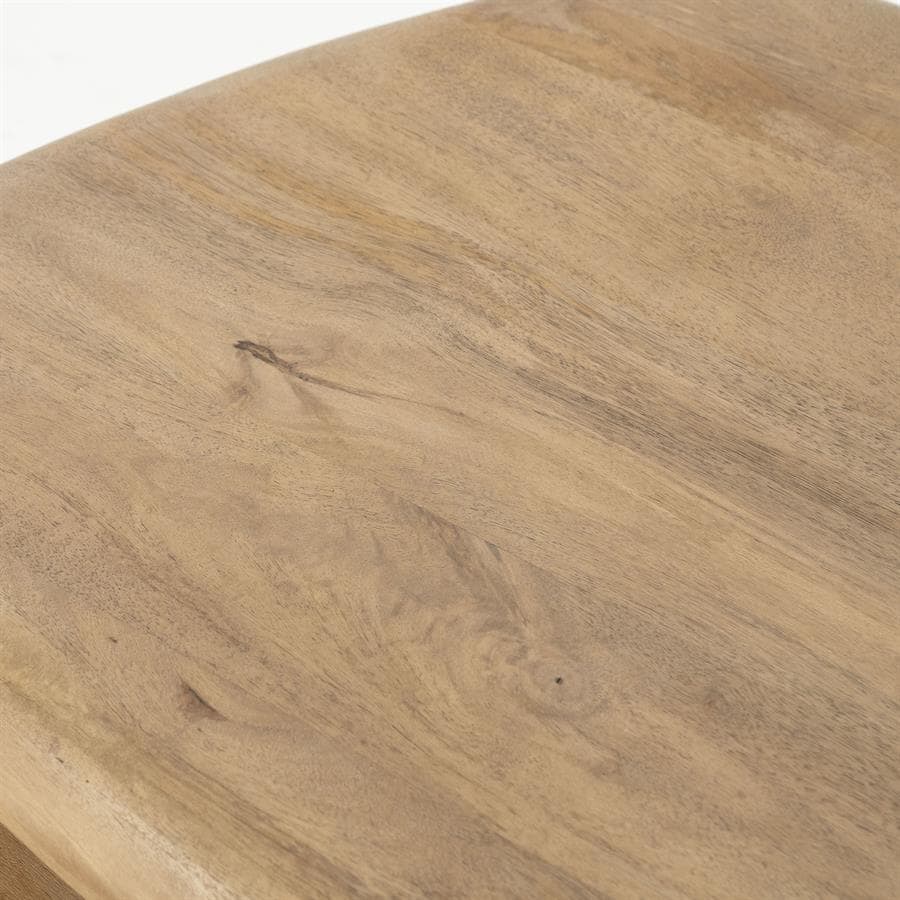 Natuurlijke houten tafeltop met warme uitstraling en fraaie houtnerven, perfect voor uniek meubelontwerp.