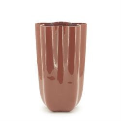 Grote keramische woonvaas in aards bruintint met ruw gegroefde structuur, perfect voor modern interieur in huis of horeca.