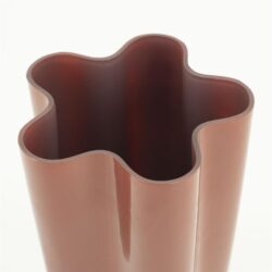 Hoogwaardige houten meubel rand, Mokana Meubelen, maatwerk houtbewerking, moderne design detail, duurzame houtafwerking, bijpassend bij landelijke en moderne interieurstijlen.