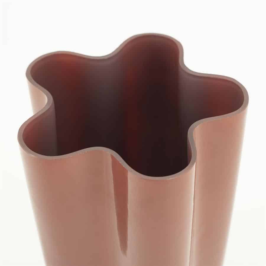 Hoogwaardige houten meubel rand, Mokana Meubelen, maatwerk houtbewerking, moderne design detail, duurzame houtafwerking, bijpassend bij landelijke en moderne interieurstijlen.