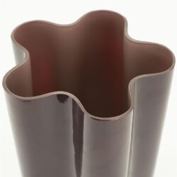 Leuk industriële vaas in uitgesneden stalen vorm, perfect voor moderne interieurdecoratie. Handgemaakt en duurzaam, ideaal voor bloemen of als decoratief object. Mokana meubelen, kwaliteit en stijl.