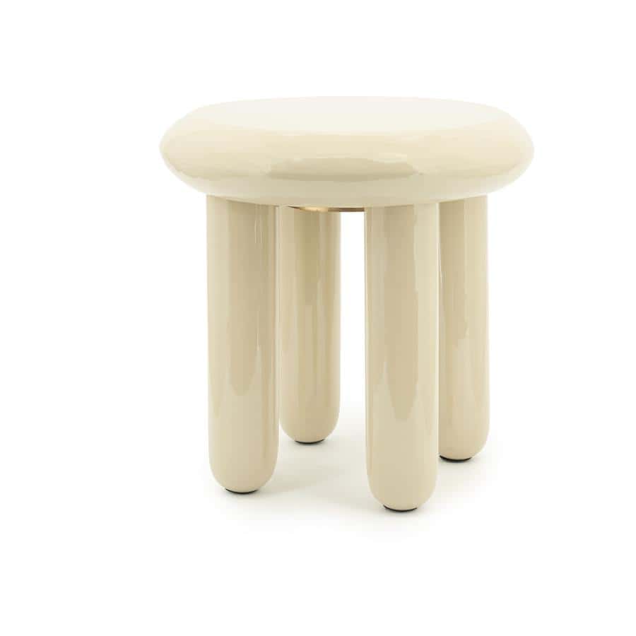 Elegante beige bijzettafel met glanzende afwerking, modern design en stevige pootjes – perfect voor een trendy woonkamer of slaapkamer.