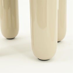 Glanzende beige meubelpoten van hoogwaardig materiaal, geschikt voor modern interieur.