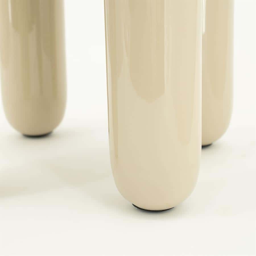 Glanzende beige meubelpoten van hoogwaardig materiaal, geschikt voor modern interieur.