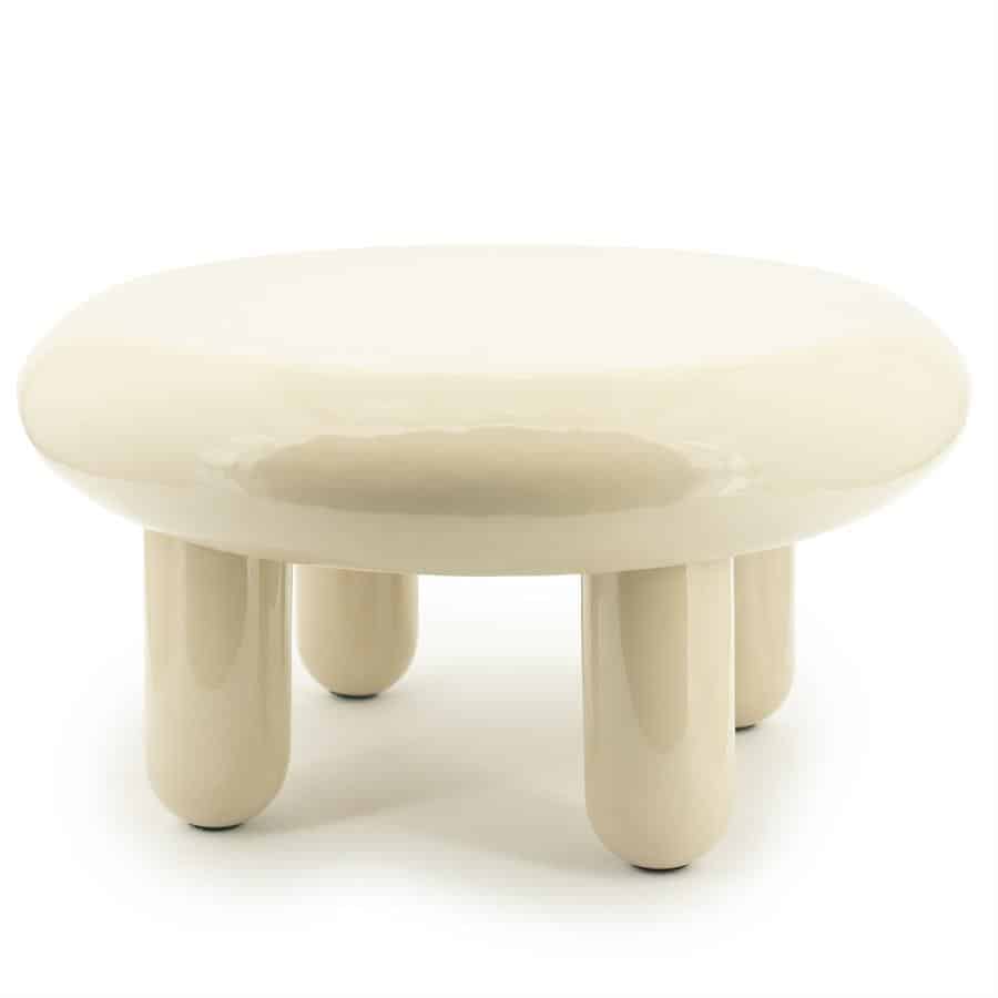 Ronde beige bijzettafel met glanzende afwerking en dikke pootjes, modern design meubelstuk.