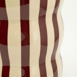 Klassieke houten meubel met beige en bruine sierlijke golvende strepen, perfecte combinatie van elegantie en duurzaamheid.