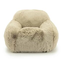 Zachte beige faux fur fauteuil, Scandinavisch design, comfortabel en trendy voor woonkamer of lounge.