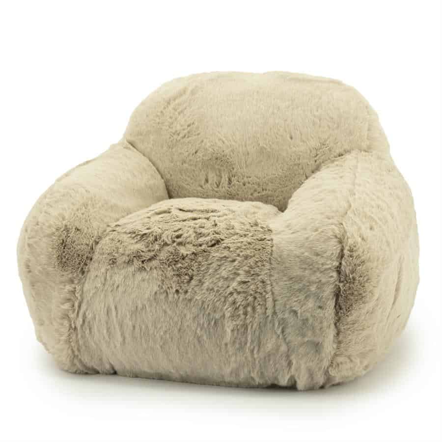 Knuffelzachte chenille fauteuil, gezellig en comfortabel voor elke zithoek. Perfecte uitstraling voor een landelijke of moderne inrichting, afkomstig van Mokana Meubelen.