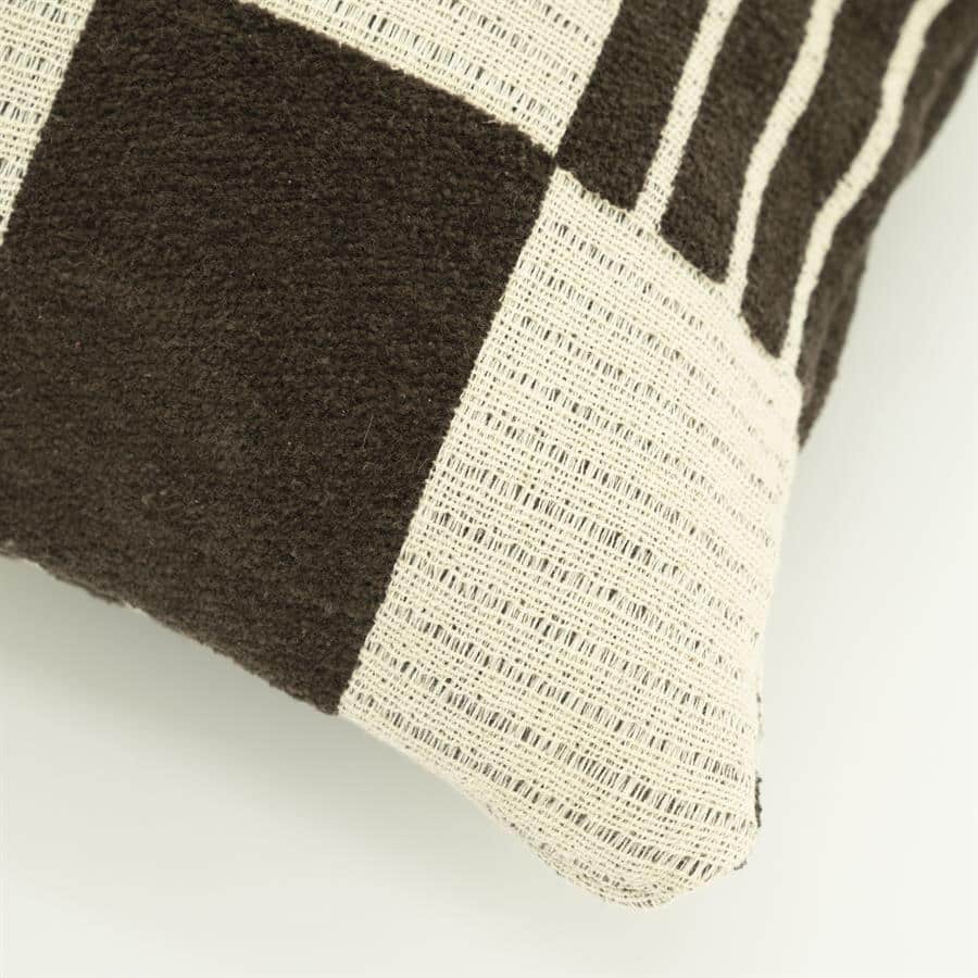 Zwarte en witte geometrische gestreepte sierkussenhoes voor zithoek of slaapkamer, gemaakt van comfortabel en kwalitatief hoogwaardig textiel.
