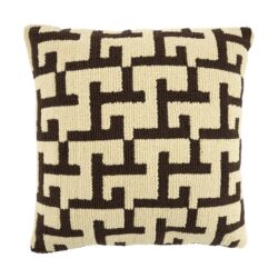 Stoffen sierkussen met geometrisch patroon in beige en bruin voor modern interieur.