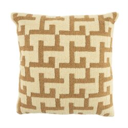 Kussen met geometrisch patroon in beige en bruin, perfect voor modern interieur.