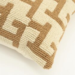 Doorboord tapijt met geometrisch patroon in beige en bruin, perfect voor modern interieur en meubelen.